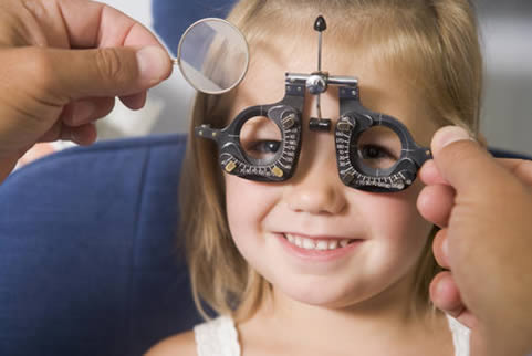 El examen en niños menores de 6 años es fundamental para la detección temprana de problemas oculares que pueden llevar a ambliopía u ojo perezoso.