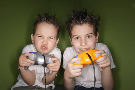 El uso de videojuegos frecuente no altera el grado de la miopía, ya que esta se debe a una alteración del tamaño del ojo.