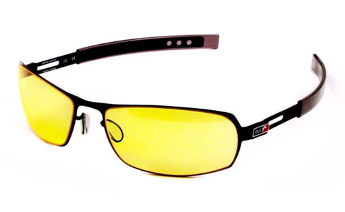 Las gafas con filtro amarillo o ámbar son ideales para el uso prolongado de monitores o TV.