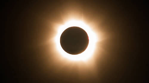 Mirar directamente a un eclipse solar sin protección adecuada puede causar daños permanentes en la visión.