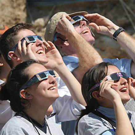 Existen en el mercado varias opciones de lentes para ver de manera segura un eclipse directamente.