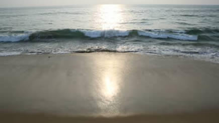 El sol reflejado en la arena o el agua puede producir daños a nuestra piel y ojos.