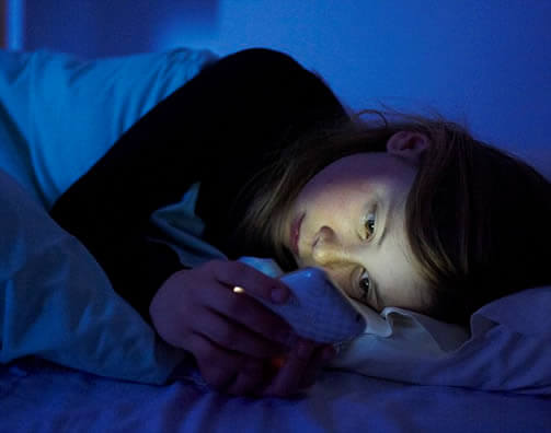 Se ha comprobado que el uso del celular antes de dormir puede ocasionar disturbios del sueño.