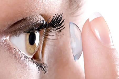 Los usuarios de lentes de contacto tienen que tomar mucho cuidado para no contagiarse en esta época de verano