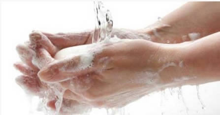 El lavado de manos es una práctica sencilla para evitar infecciones al ponerse lentes de contacto.