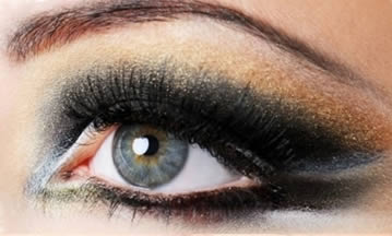 El exceso de maquillaje y algunas marcas de maquillaje pueden provocar alergias oculares transitorias.