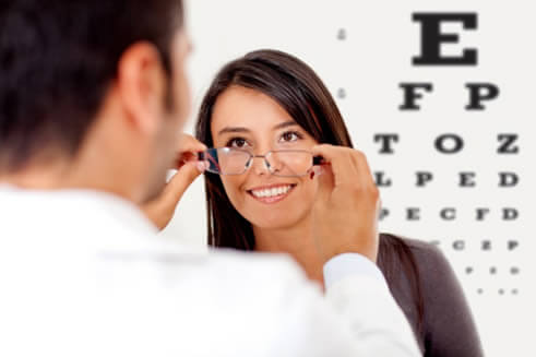 En el examen de refracción (calcular el grado de sus lentes) su oftalmólogo puede hacer el diagnóstico del Astigmatismo.