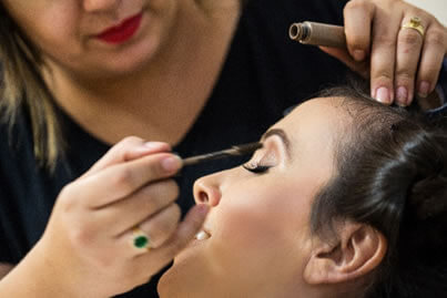 Lleve su kit de maquillaje al Salón para evitar compartir productos que entran en contacto con el ojo usados por otras personas.