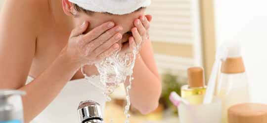 Imagen de una dama lavándose la cara